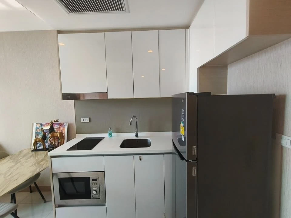 For rent: The Riviera Jomtien Pattaya, very high floor room, sea view + city, fully furnished, ready to move in.