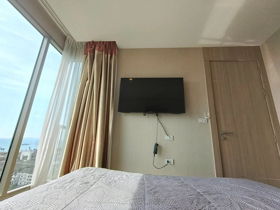 For rent: The Riviera Jomtien Pattaya, very high floor room, sea view + city, fully furnished, ready to move in.