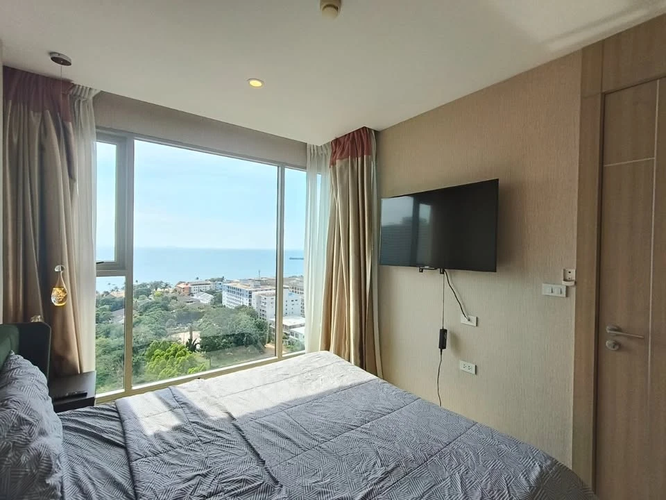 For rent: The Riviera Jomtien Pattaya, very high floor room, sea view + city, fully furnished, ready to move in.