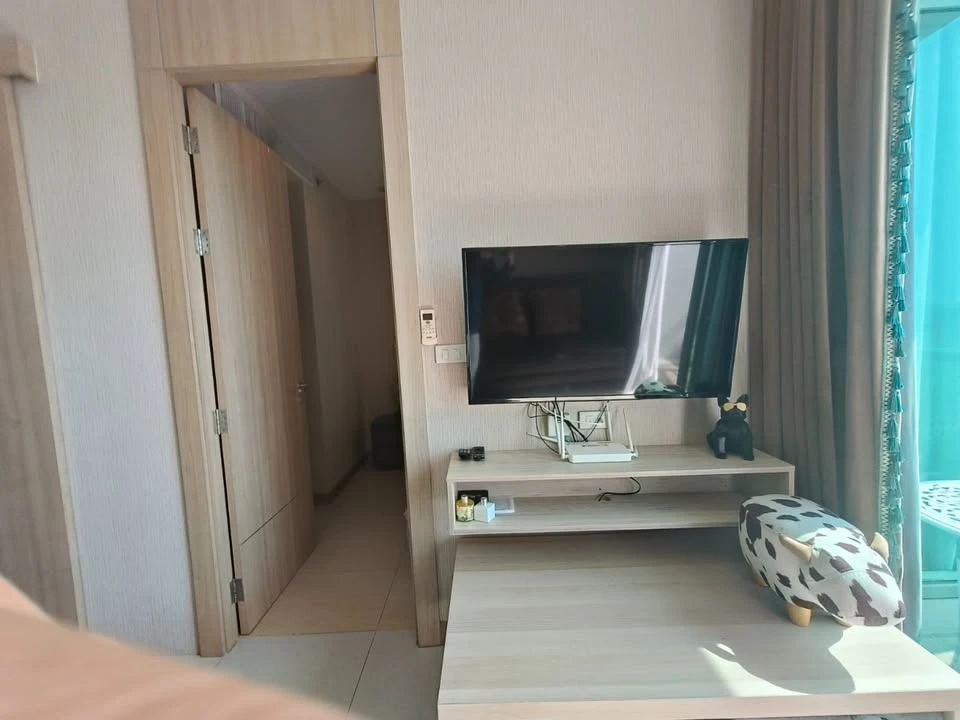For rent: The Riviera Jomtien Pattaya, very high floor room, sea view + city, fully furnished, ready to move in.