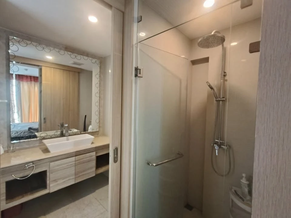 For rent: The Riviera Jomtien Pattaya, very high floor room, sea view + city, fully furnished, ready to move in.