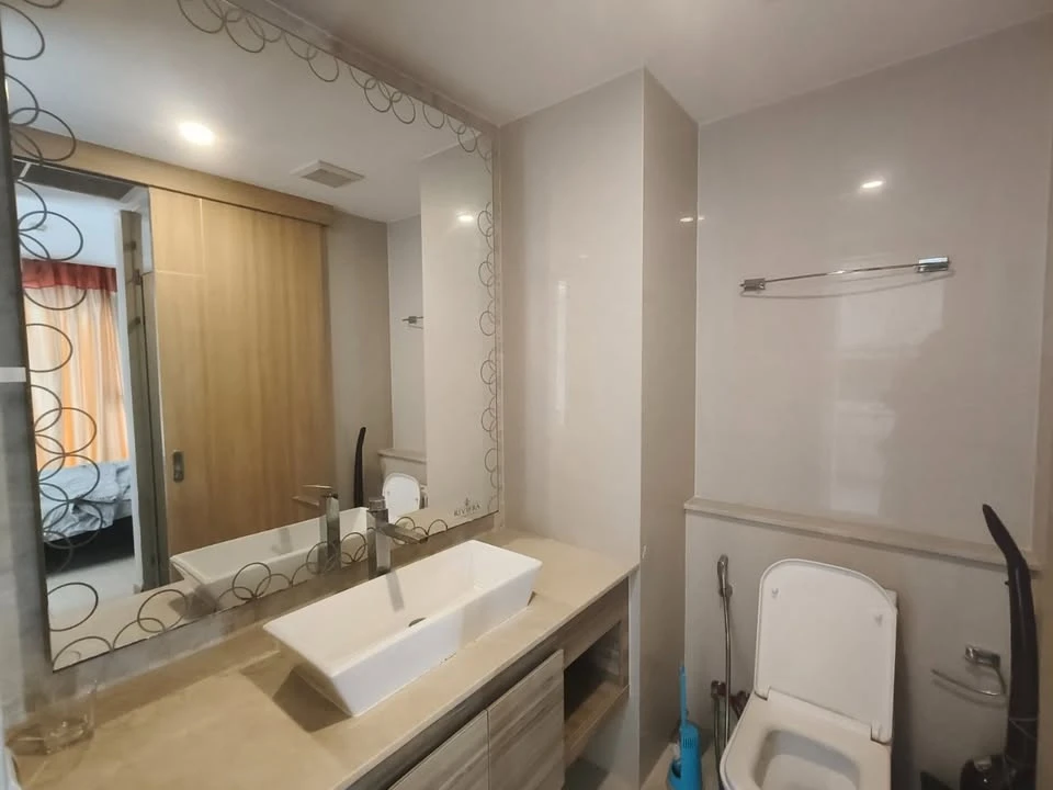 For rent: The Riviera Jomtien Pattaya, very high floor room, sea view + city, fully furnished, ready to move in.
