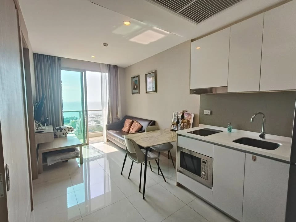 For rent: The Riviera Jomtien Pattaya, very high floor room, sea view + city, fully furnished, ready to move in.