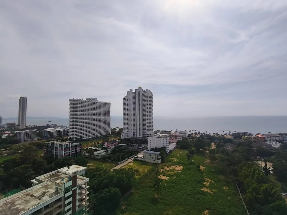 For rent: The Riviera Jomtien Pattaya, very high floor room, sea view + city, fully furnished, ready to move in.