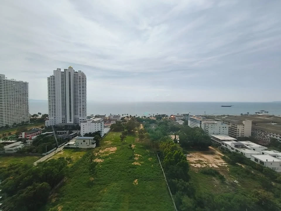 For rent: The Riviera Jomtien Pattaya, very high floor room, sea view + city, fully furnished, ready to move in.