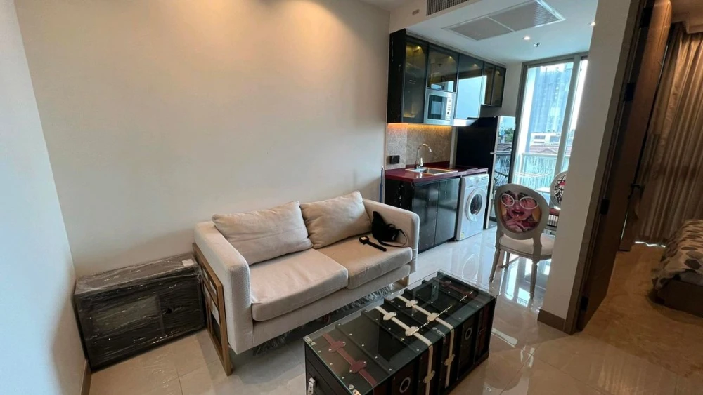 For rent: The Riviera Ocean Drive, 5th floor, fully furnished room, just bring your bag. Don't miss out!