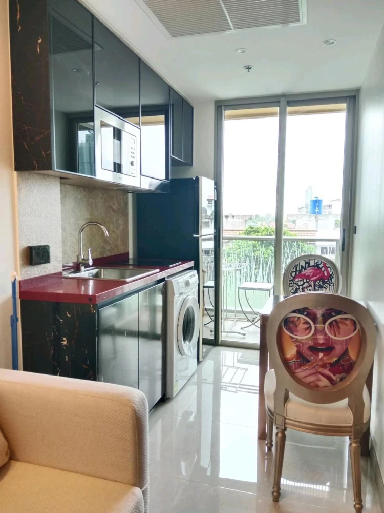 For rent: The Riviera Ocean Drive, 5th floor, fully furnished room, just bring your bag. Don't miss out!