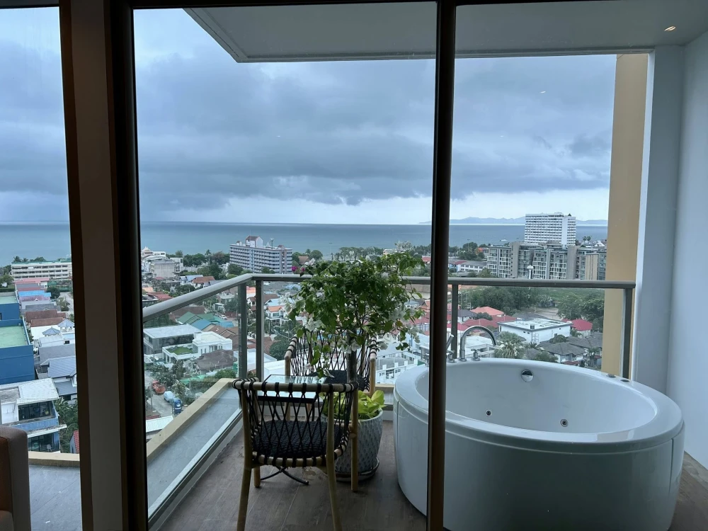 For rent: The Riviera Ocean Drive, spacious room with plenty of usable space, comes with a private Jacuzzi on the balcony, great location, book now!