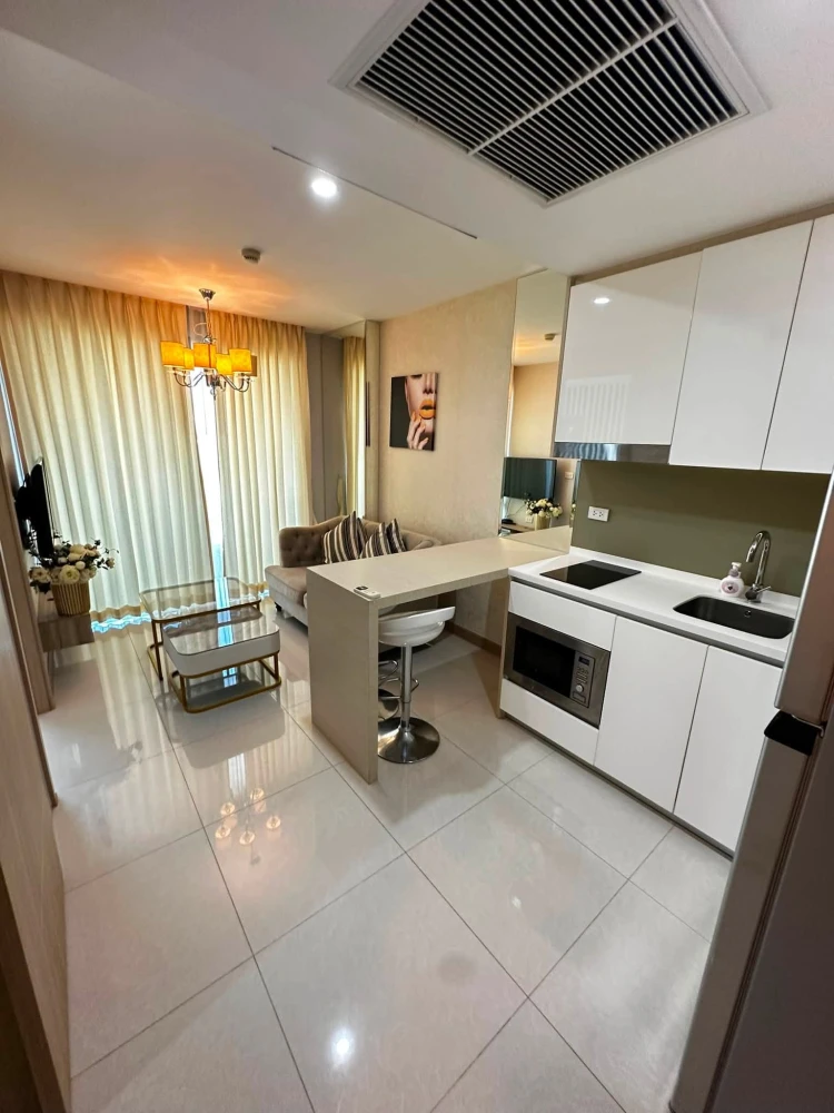 For rent: The Riviera Jomtien Pattaya, Building B. Pool view and city view. Nicely decorated and ready to move in.