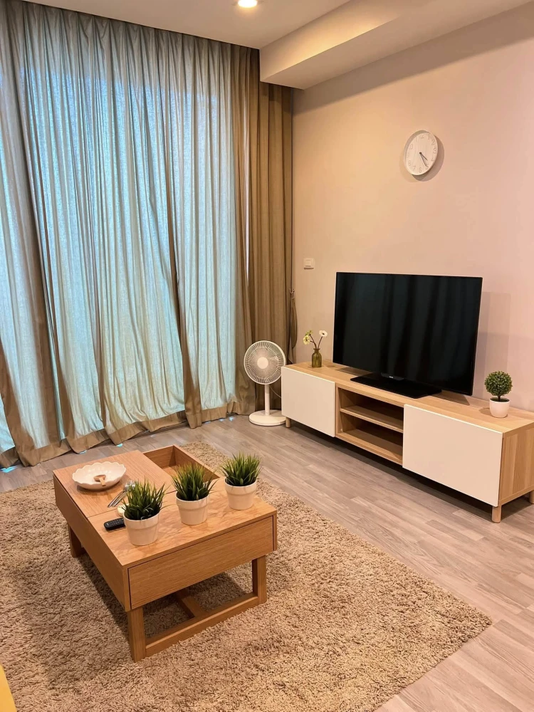 For rent: The Room BTS Wongwian Yai, 9th floor, corner unit with views from two sides (from 3 angles). Don't miss out!