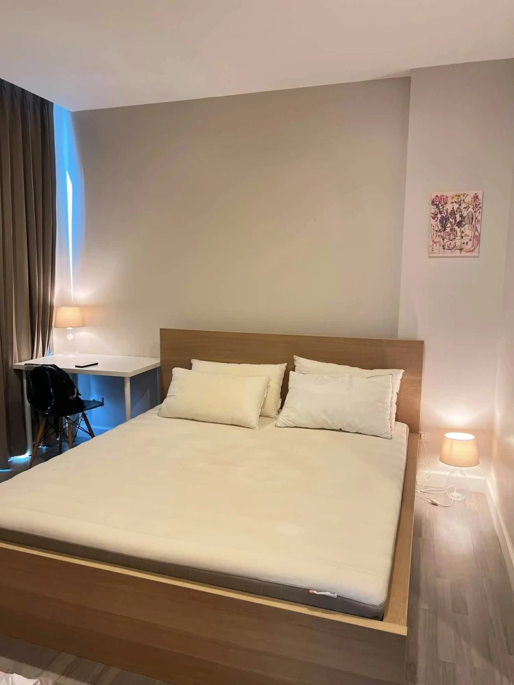 For rent: The Room BTS Wongwian Yai, 9th floor, corner unit with views from two sides (from 3 angles). Don't miss out!