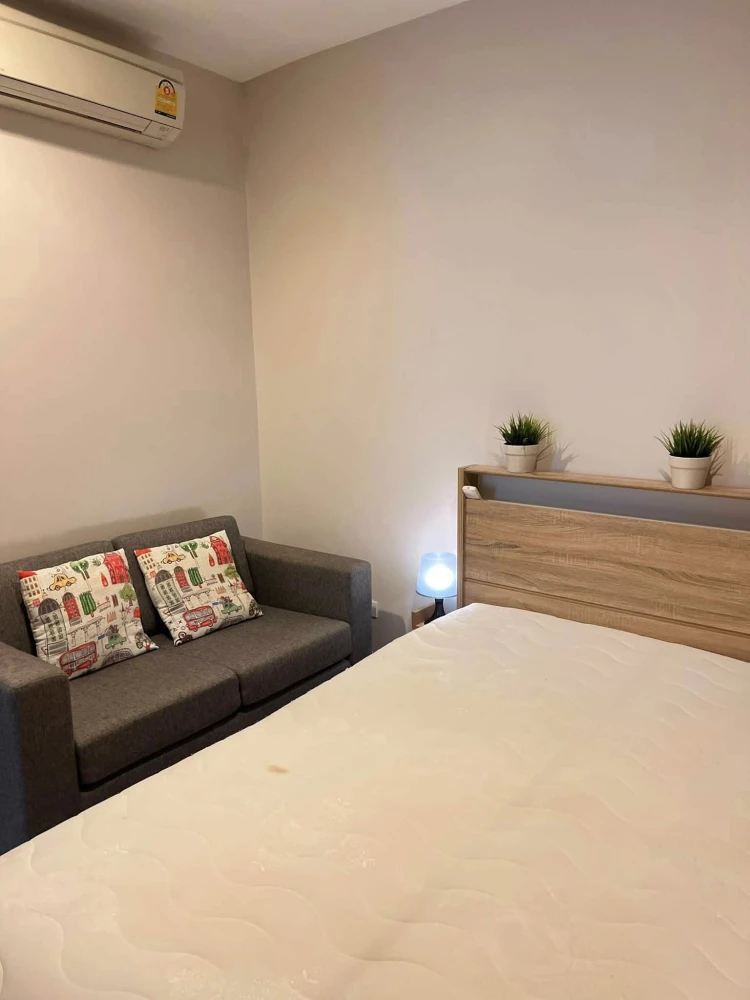 For rent: The Room BTS Wongwian Yai, 9th floor, corner unit with views from two sides (from 3 angles). Don't miss out!