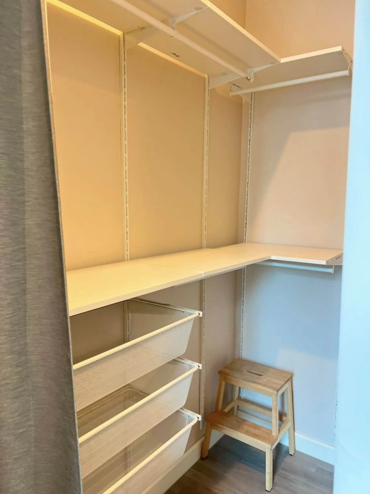 For rent: The Room BTS Wongwian Yai, 9th floor, corner unit with views from two sides (from 3 angles). Don't miss out!