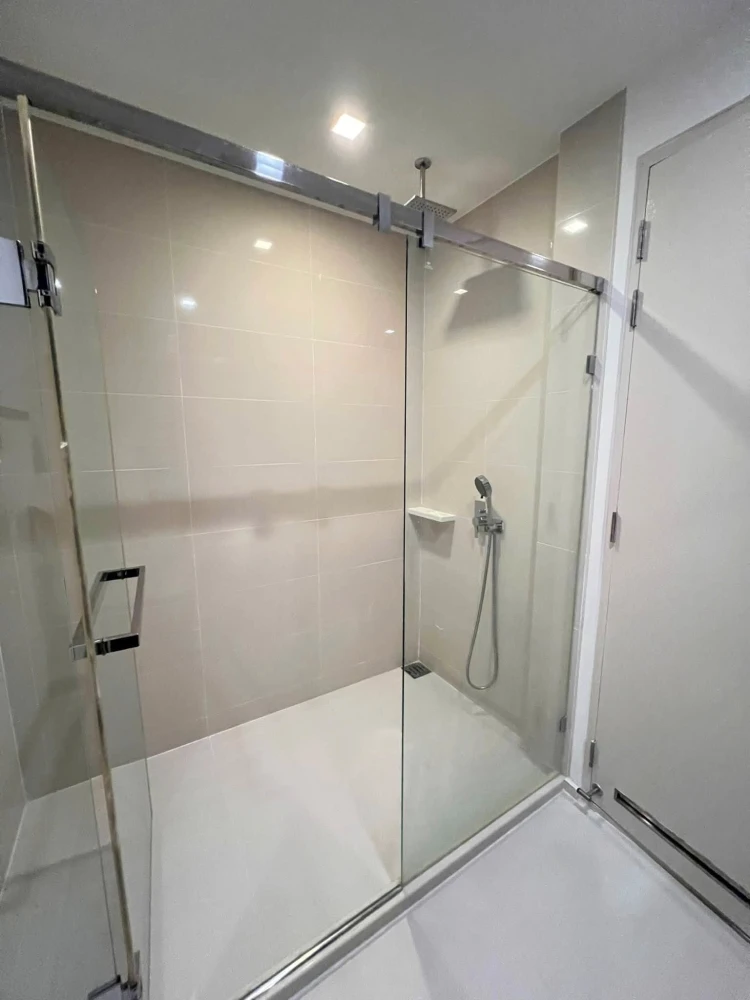 For rent: The Room BTS Wongwian Yai, 9th floor, corner unit with views from two sides (from 3 angles). Don't miss out!