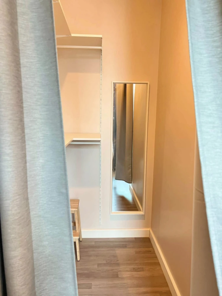 For rent: The Room BTS Wongwian Yai, 9th floor, corner unit with views from two sides (from 3 angles). Don't miss out!