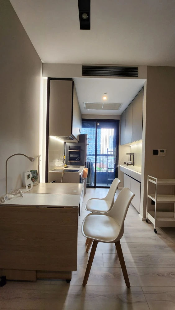 For rent: The Room Phayathai, 8th floor, spacious room, comfortable, fully furnished. If interested, hurry and reserve now. Urgent!