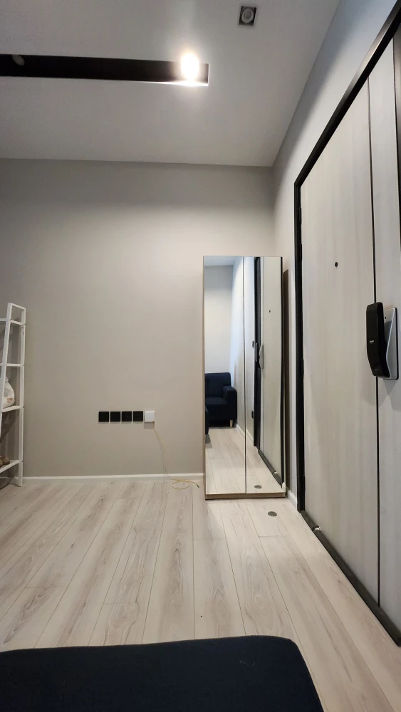 For rent: The Room Phayathai, 8th floor, spacious room, comfortable, fully furnished. If interested, hurry and reserve now. Urgent!