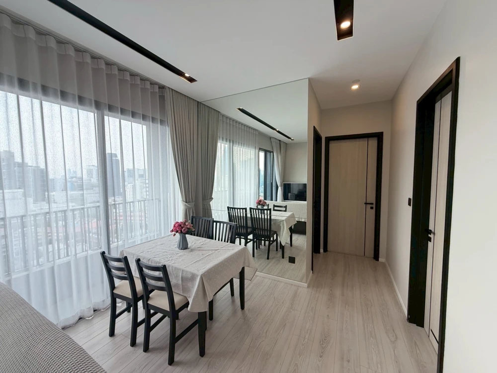 For rent: The Room Phayathai, high floor, spacious room with lots of windows, plenty of natural light, bright, airy, not hot, beautiful city view.