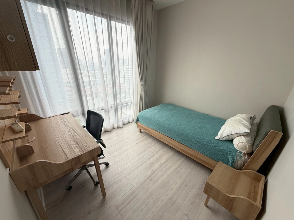 For rent: The Room Phayathai, high floor, spacious room with lots of windows, plenty of natural light, bright, airy, not hot, beautiful city view.