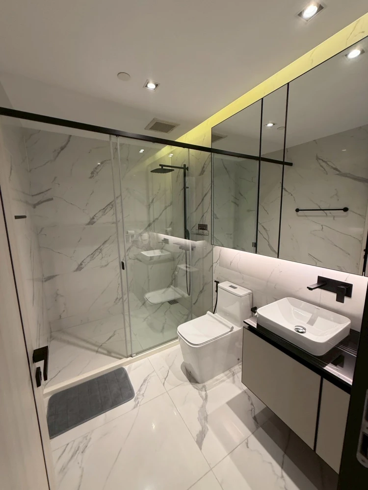 For rent: The Room Phayathai, high floor, spacious room with lots of windows, plenty of natural light, bright, airy, not hot, beautiful city view.