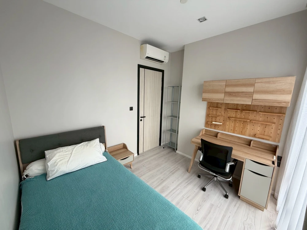 For rent: The Room Phayathai, high floor, spacious room with lots of windows, plenty of natural light, bright, airy, not hot, beautiful city view.