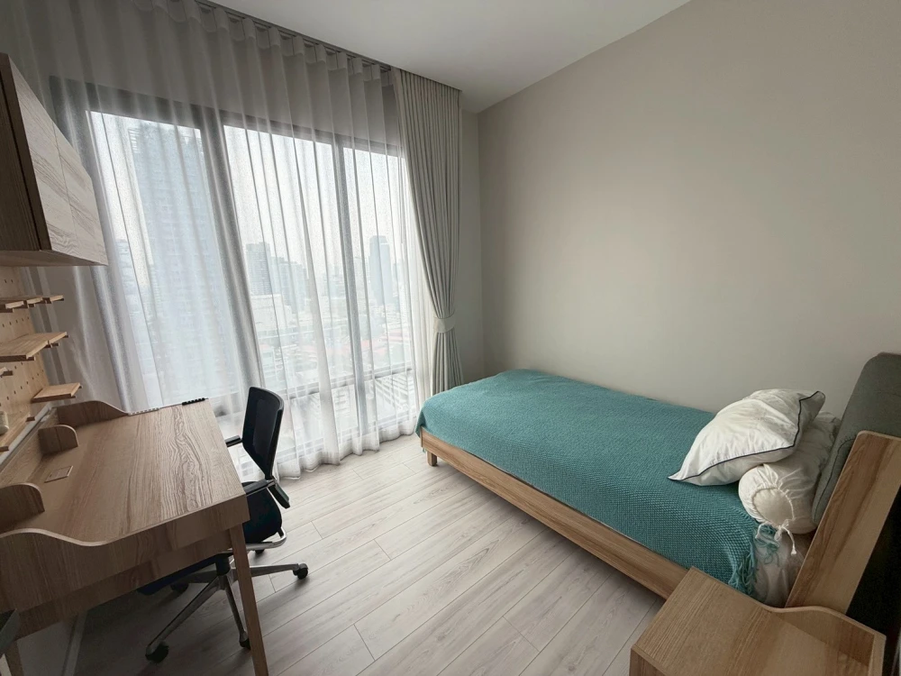 For rent: The Room Phayathai, high floor, spacious room with lots of windows, plenty of natural light, bright, airy, not hot, beautiful city view.