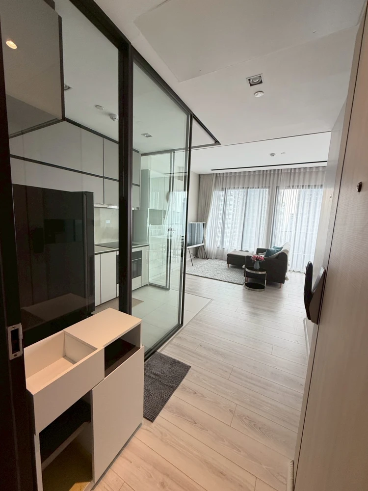 For rent: The Room Phayathai, high floor, spacious room with lots of windows, plenty of natural light, bright, airy, not hot, beautiful city view.