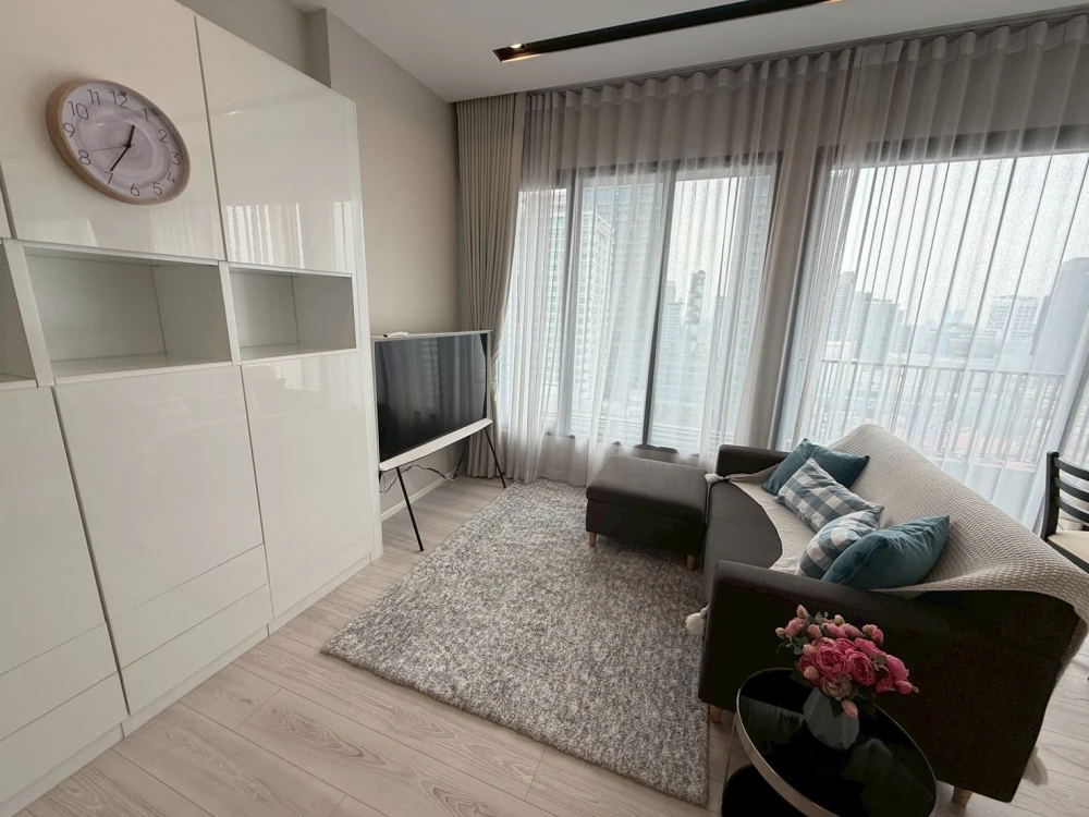 For rent: The Room Phayathai, high floor, spacious room with lots of windows, plenty of natural light, bright, airy, not hot, beautiful city view.