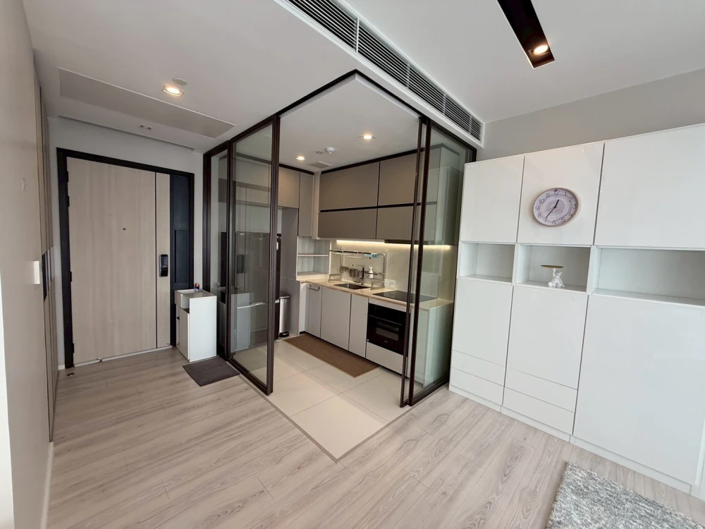 For rent: The Room Phayathai, high floor, spacious room with lots of windows, plenty of natural light, bright, airy, not hot, beautiful city view.