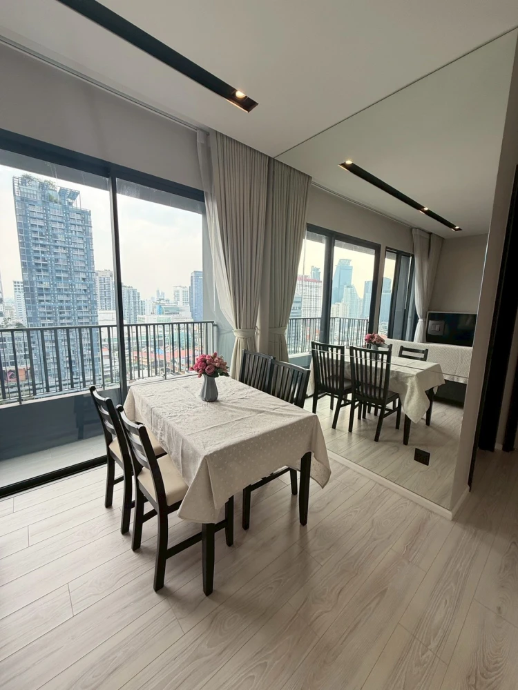 For rent: The Room Phayathai, high floor, spacious room with lots of windows, plenty of natural light, bright, airy, not hot, beautiful city view.