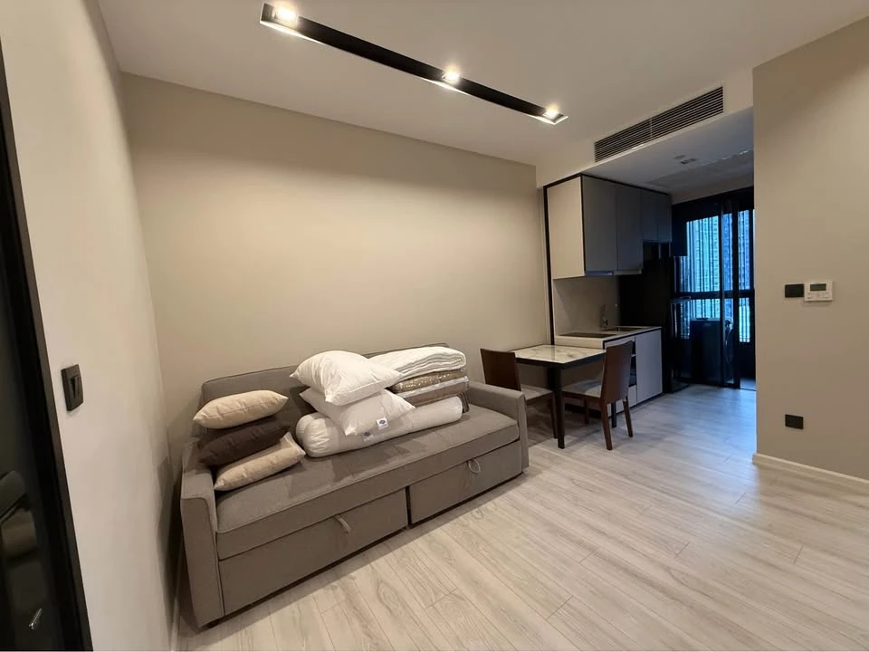 For rent: The Room Phayathai. Ready to move in, fully furnished with appliances. Great value! Book now, don't miss out!