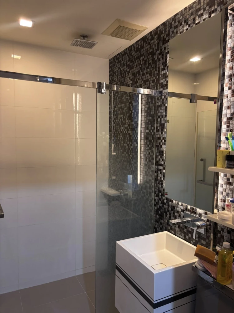 For rent: The Room Rama 4, 1 bedroom, 1 bathroom, spacious living area, fully furnished. Book now!