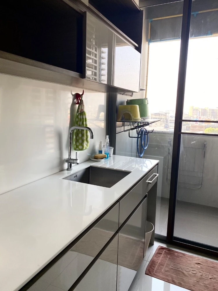 For rent: The Room Rama 4, 10th floor, nice room, fully furnished, reserve now, hurry!