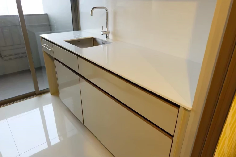 For rent: The Room Rama 4, 31st floor, corner room, beautiful view, fully furnished. Interested? Reserve now. Don't miss out!
