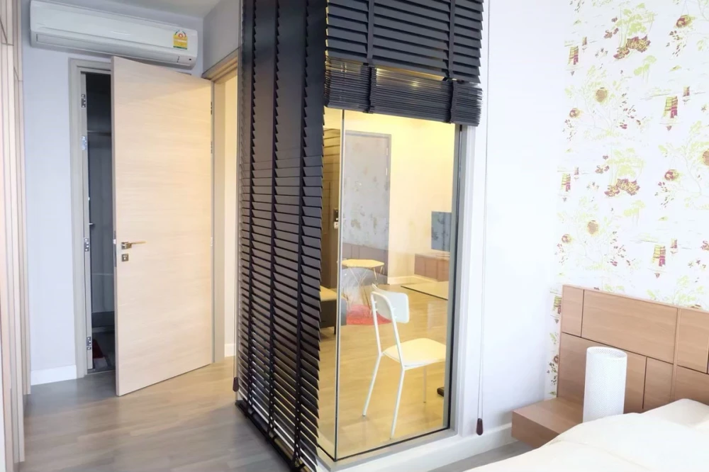 For rent: The Room Rama 4, 31st floor, corner room, beautiful view, fully furnished. Interested? Reserve now. Don't miss out!