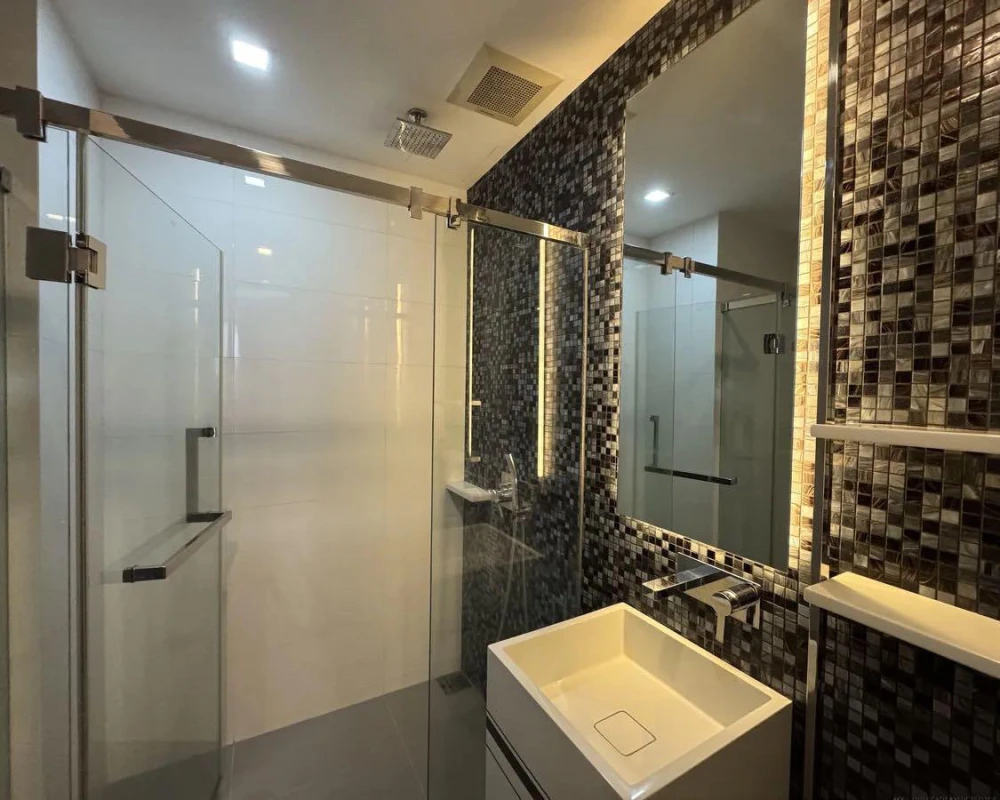 For rent: The Room Rama 4, 8th floor. Beautiful room with city view in the heart of Bangkok. Great atmosphere, overlooking the swimming pool and very