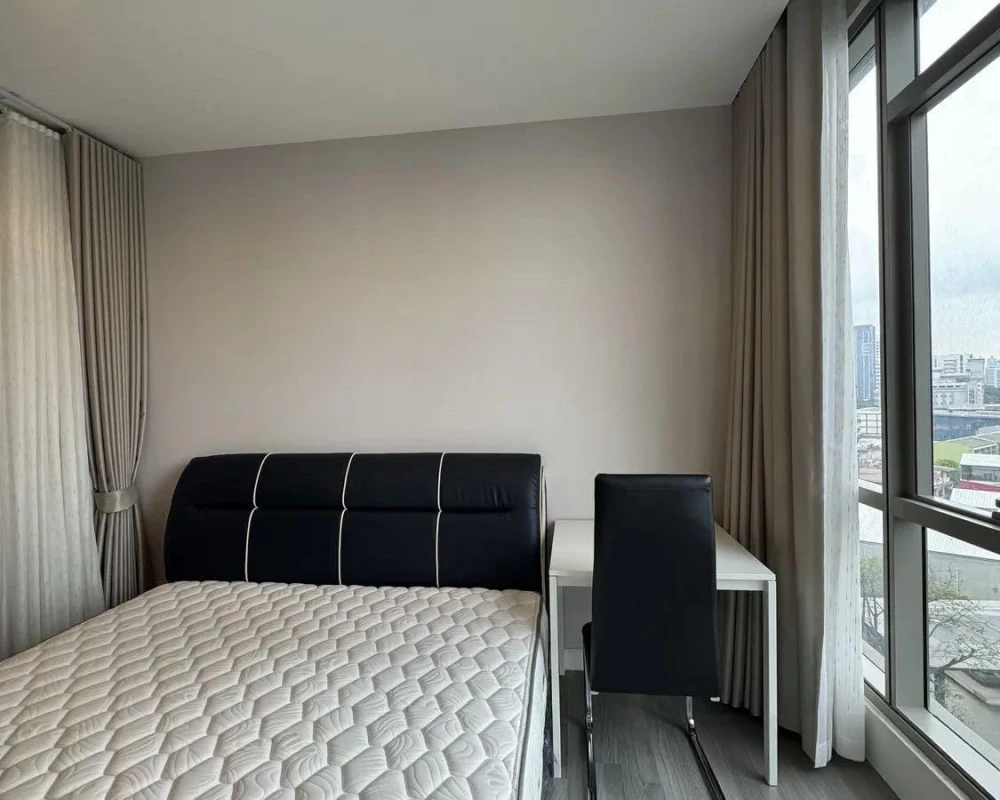 For rent: The Room Rama 4, 8th floor. Beautiful room with city view in the heart of Bangkok. Great atmosphere, overlooking the swimming pool and very