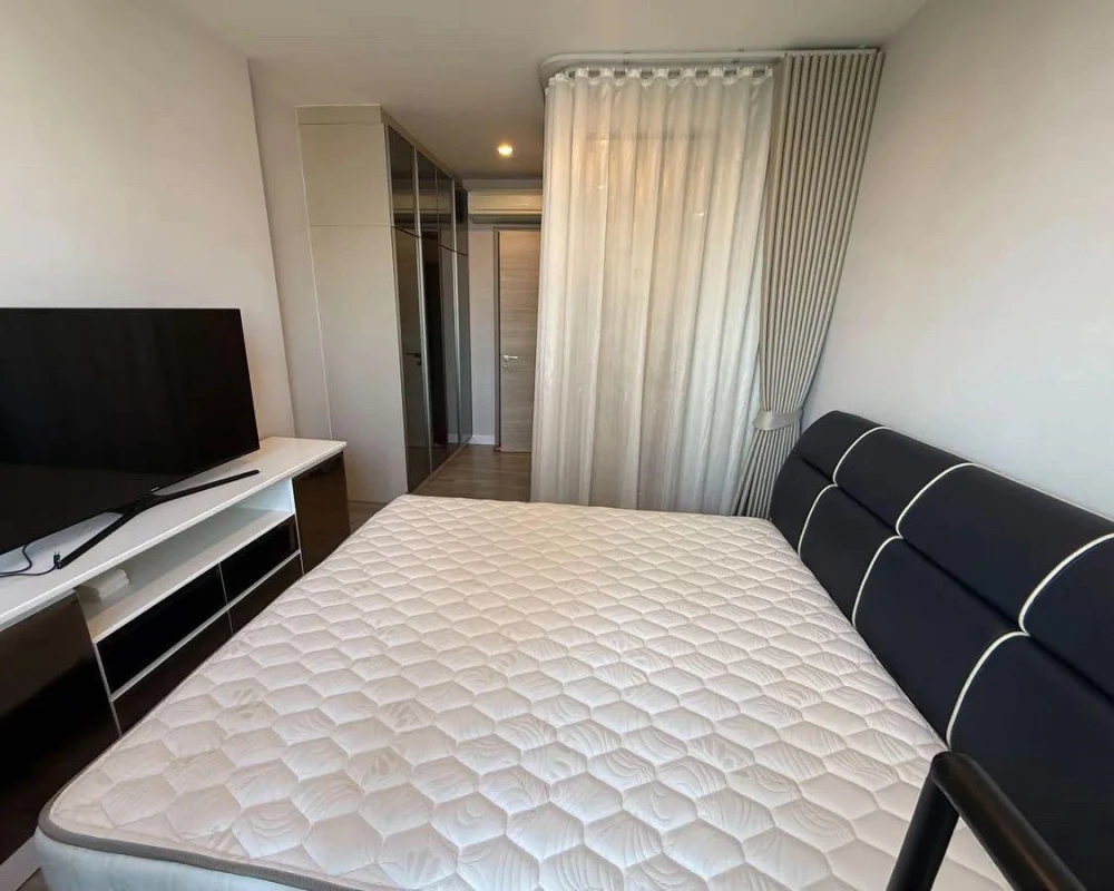 For rent: The Room Rama 4, 8th floor. Beautiful room with city view in the heart of Bangkok. Great atmosphere, overlooking the swimming pool and very