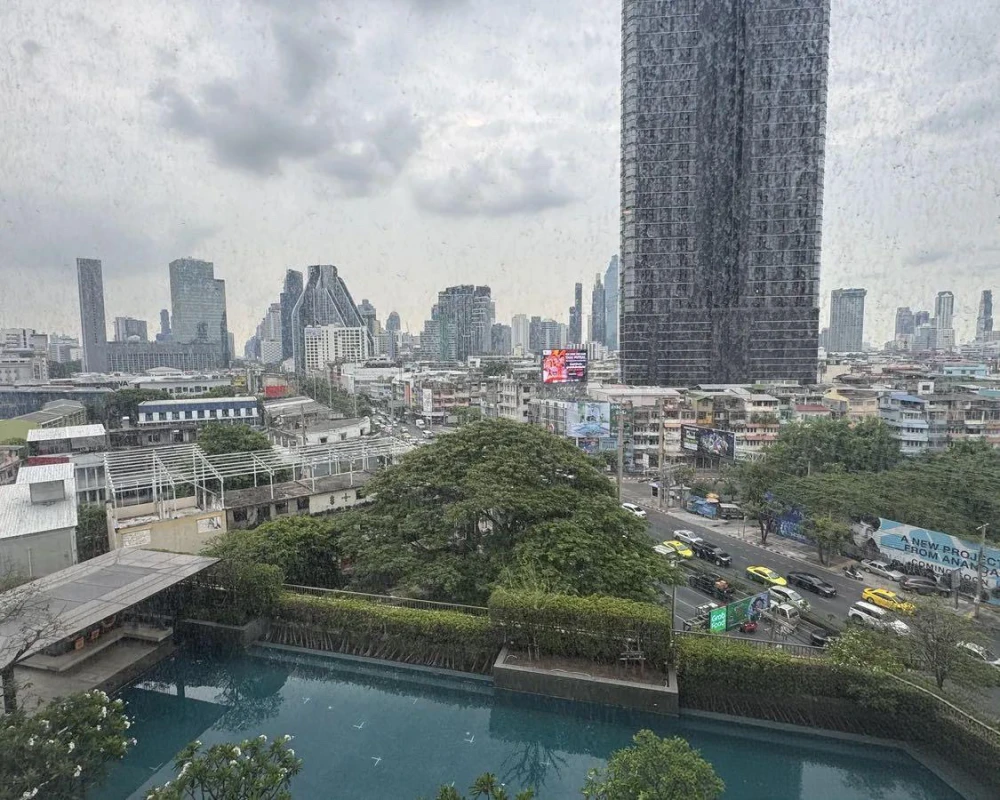 For rent: The Room Rama 4, 8th floor. Beautiful room with city view in the heart of Bangkok. Great atmosphere, overlooking the swimming pool and very