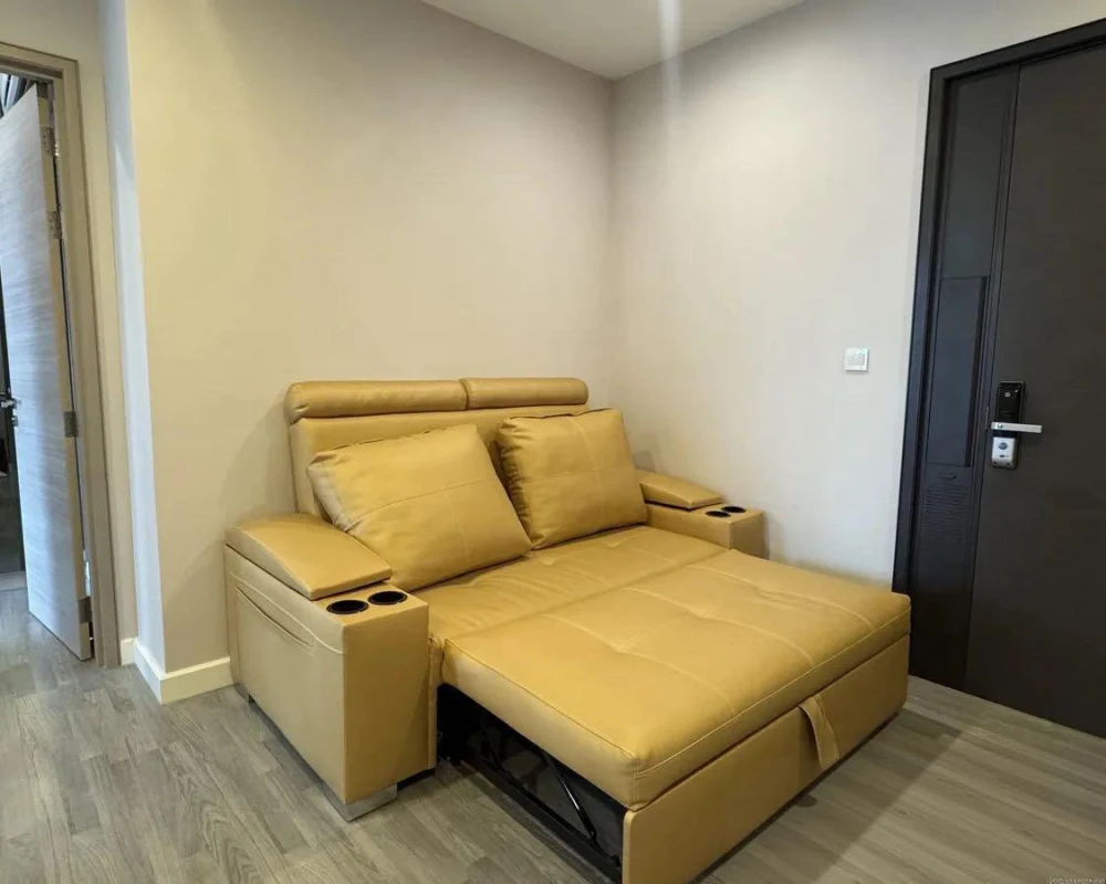 For rent: The Room Rama 4, 8th floor. Beautiful room with city view in the heart of Bangkok. Great atmosphere, overlooking the swimming pool and very