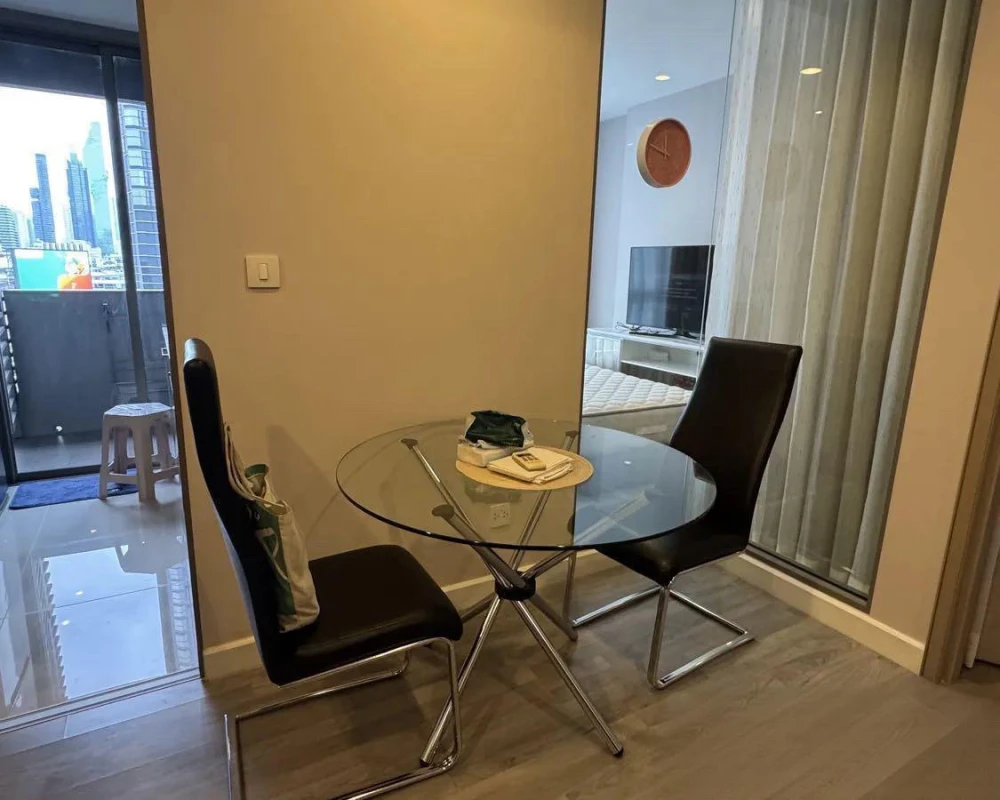 For rent: The Room Rama 4, 8th floor. Beautiful room with city view in the heart of Bangkok. Great atmosphere, overlooking the swimming pool and very