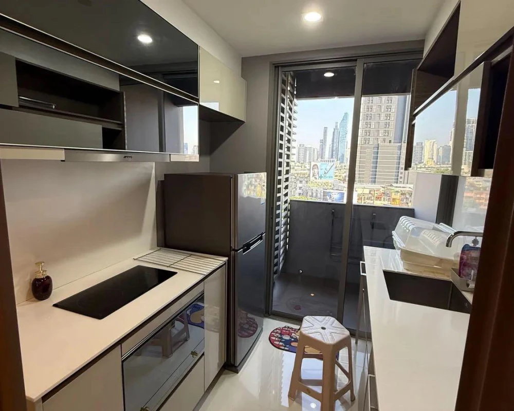 For rent: The Room Rama 4, 8th floor. Beautiful room with city view in the heart of Bangkok. Great atmosphere, overlooking the swimming pool and very