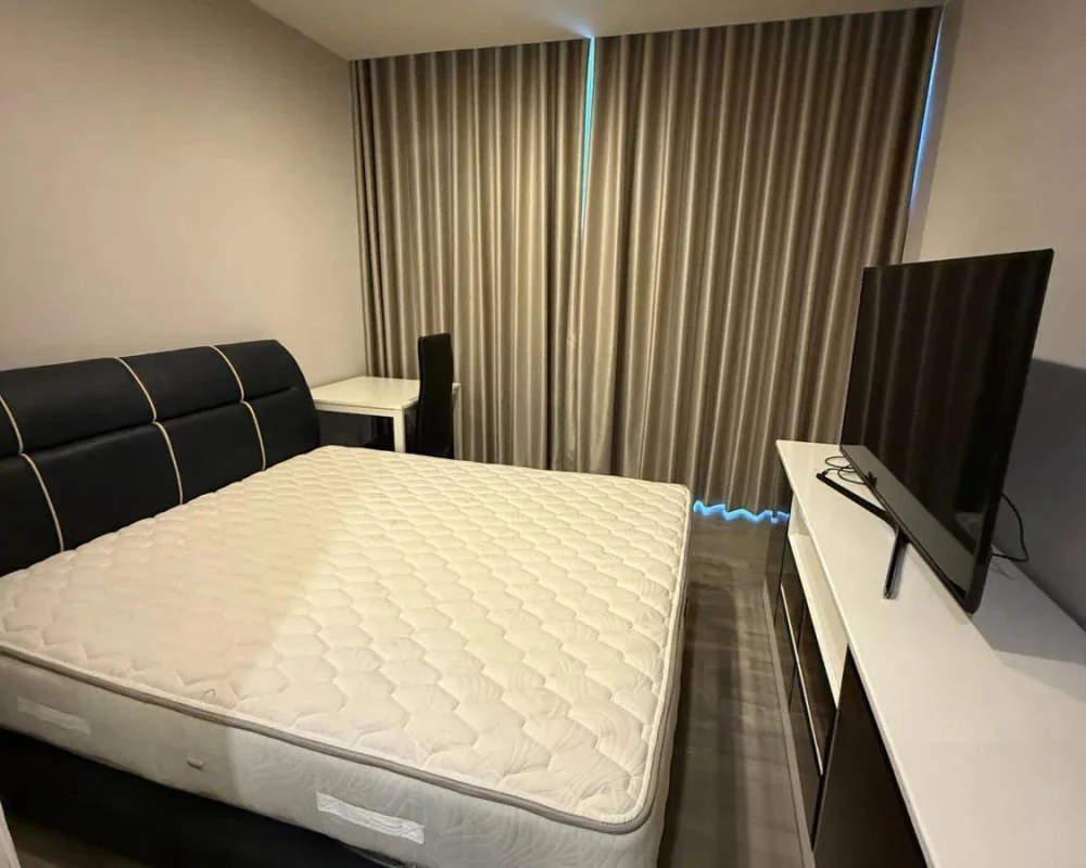 For rent: The Room Rama 4, 8th floor. Beautiful room with city view in the heart of Bangkok. Great atmosphere, overlooking the swimming pool and very