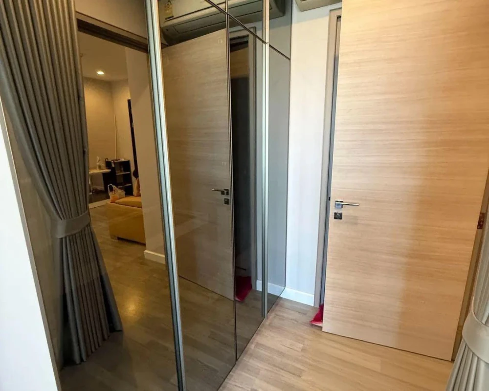 For rent: The Room Rama 4, 8th floor. Beautiful room with city view in the heart of Bangkok. Great atmosphere, overlooking the swimming pool and very