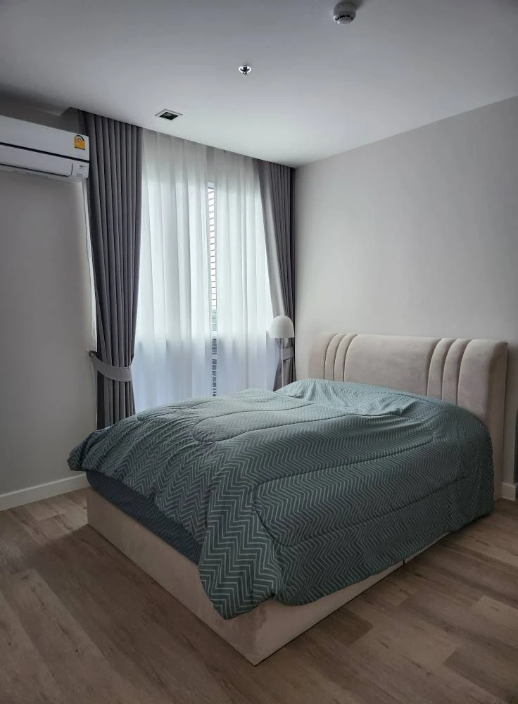 For rent: The Room Sathorn-Taksin, 2 bedrooms, plenty of living space, fully furnished and equipped with appliances. Reserve now!
