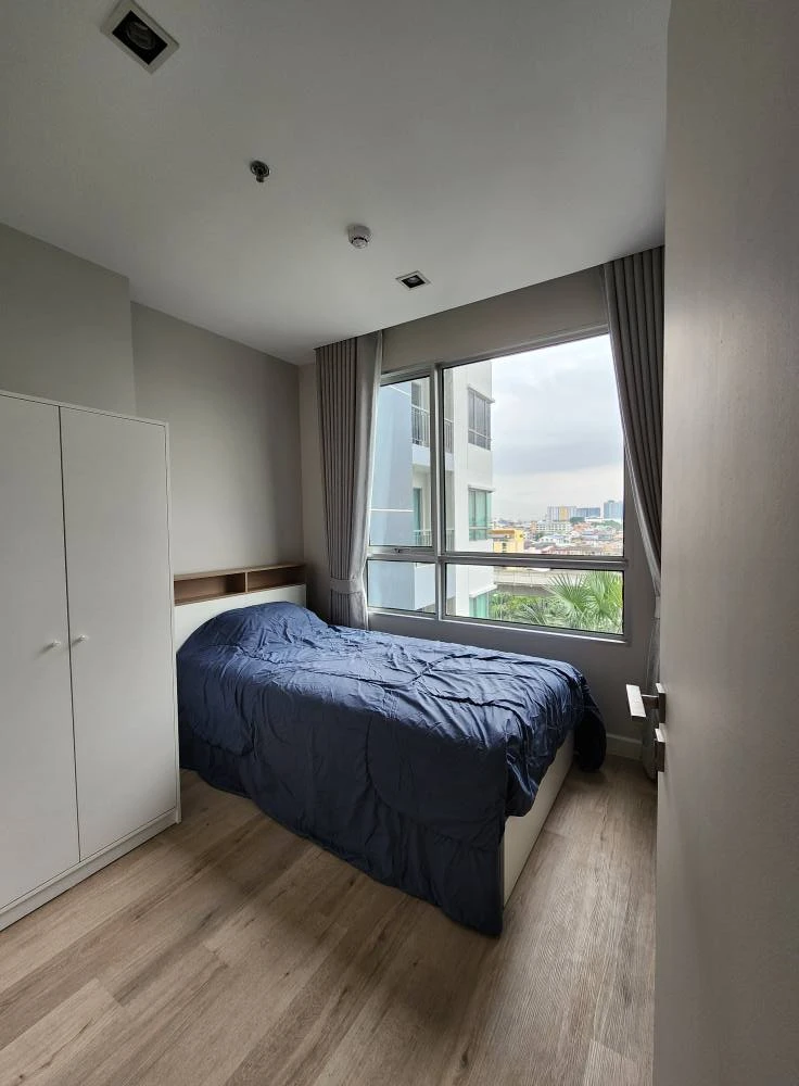 For rent: The Room Sathorn-Taksin, 2 bedrooms, plenty of living space, fully furnished and equipped with appliances. Reserve now!