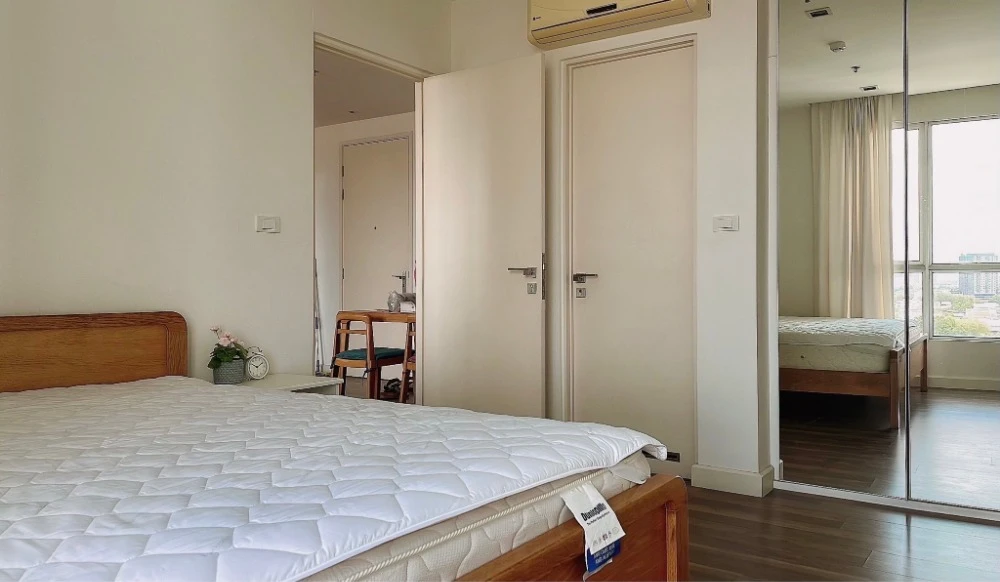 For rent: The Room Sathorn-Taksin, 11th floor, swimming pool view, airy, fully furnished, reserve now, hurry!