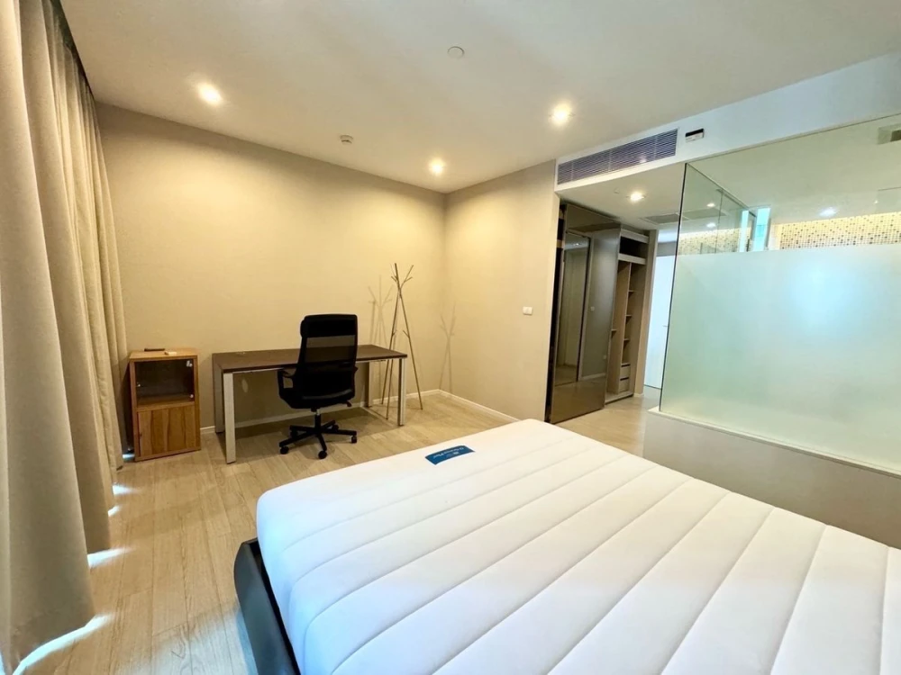 For rent: The Room Sukhumvit 21, 17th floor, spacious room, nice to live in. If interested, hurry and reserve now. Urgent!