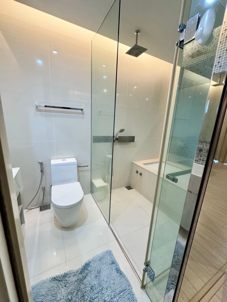 For rent: The Room Sukhumvit 21, 17th floor, spacious room, nice to live in. If interested, hurry and reserve now. Urgent!