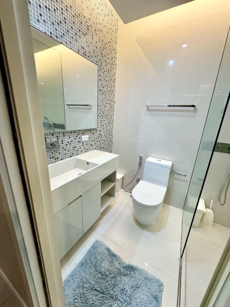 For rent: The Room Sukhumvit 21, 17th floor, spacious room, nice to live in. If interested, hurry and reserve now. Urgent!